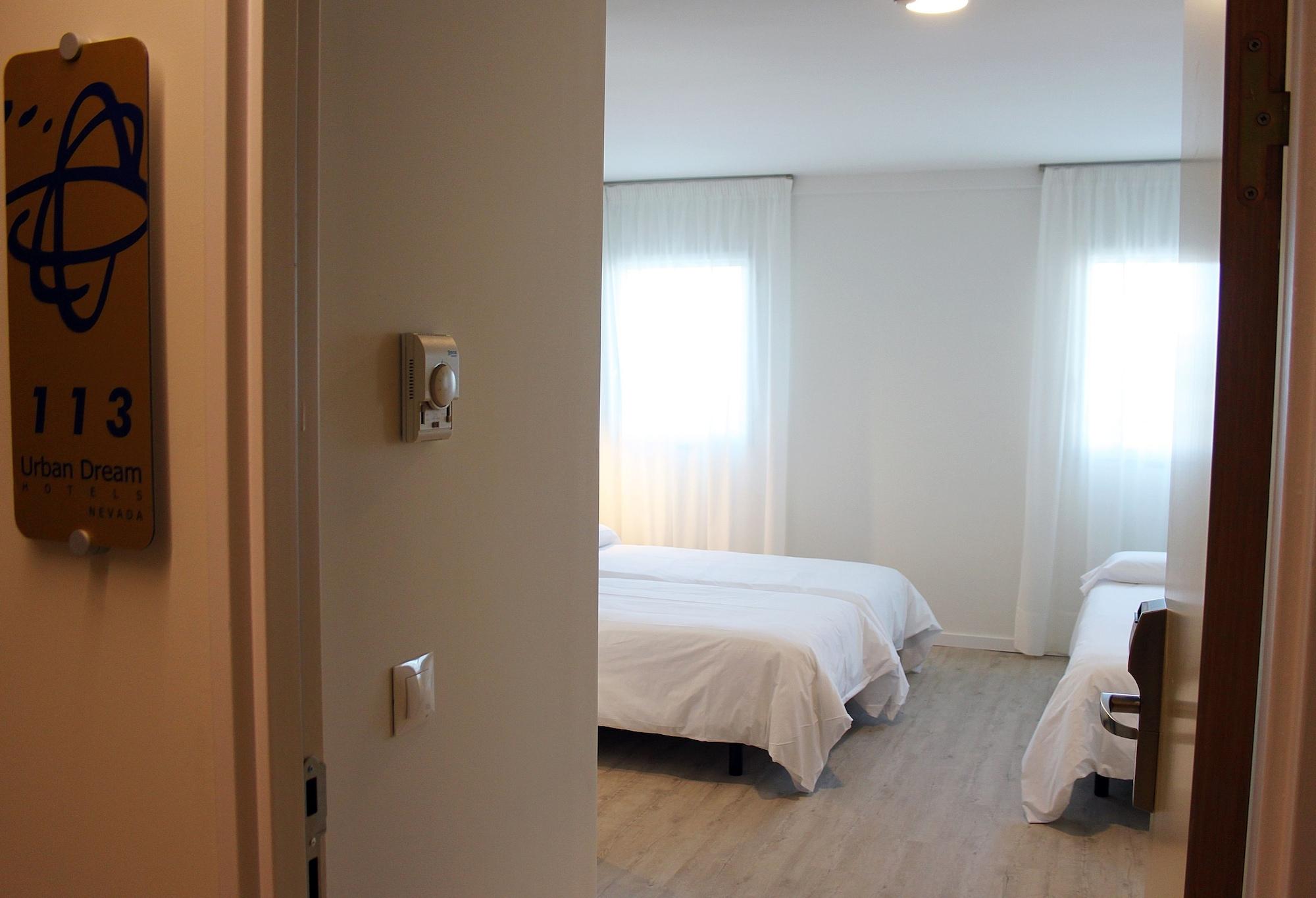 Checkin Urban Nevada Hotel Армиля Екстериор снимка